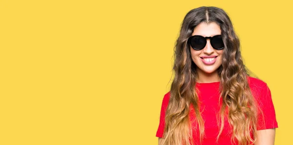 Junge Schöne Frau Mit Rotem Shirt Und Sonnenbrille Mit Ernstem — Stockfoto