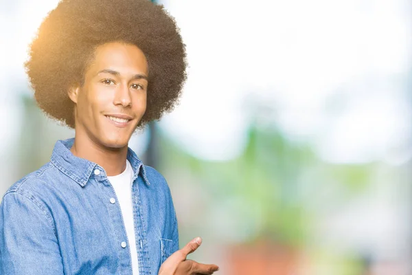 Junger Afrikanisch Amerikanischer Mann Mit Afro Haaren Lädt Ein Lächelnd — Stockfoto