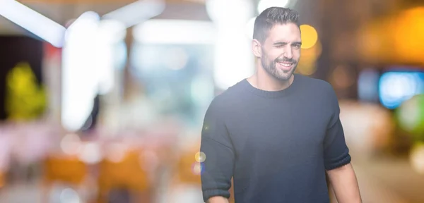 Joven Hombre Guapo Con Suéter Sobre Fondo Aislado Guiño Mirando — Foto de Stock