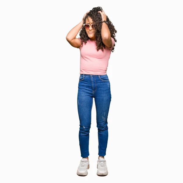 Joven Hermosa Mujer Con Pelo Rizado Con Gafas Sol Color — Foto de Stock