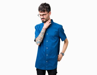 Ağrılı boyun, boğaz grip, kesek ve enfeksiyon dokunmadan genç yakışıklı adam gözlük izole üzerinde arka plan