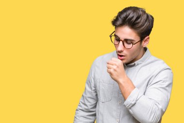 Duygu iyi ve soğuk veya bronşit için semptom olarak öksürük izole arka plan üzerinde gözlük takan yakışıklı delikanlı. Sağlık kavramı.