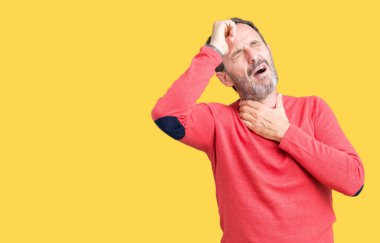 Yakışıklı orta yaş ağarmış komuta sizde üzerinde kış kazak giyen izole arka plan hastalık ve ateş, grip ve soğuk, virüs hasta için alın dokunmadan