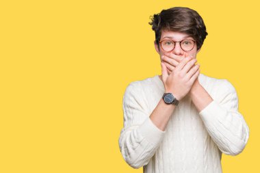 Üzerinde gözlük takan genç yakışıklı adam arka plan ağız hata için elleriyle kapsayan şok izole. Gizli kavramı.