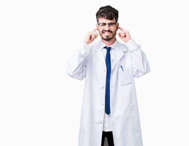 Yüksek sesle müzik gürültü rahatsız ifade parmaklarıyla kulaklarıyla kapsayan izole arka plan üzerinde beyaz önlük giyen genç profesyonel bilim adam. Sağır kavramı.