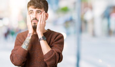 Yüz, depresyon ve üzüntü, kapsayan izole arka plan yorgun eller üzerinde kış kazak giyen genç yakışıklı adam üzgün ve sorun için tahriş