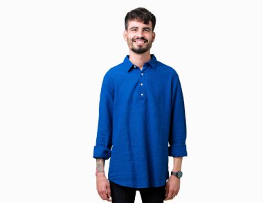 Yakışıklı delikanlı yüzünde mutlu ve güzel bir gülümseme ile izole arka plan üzerinde. Şanslı kişi.