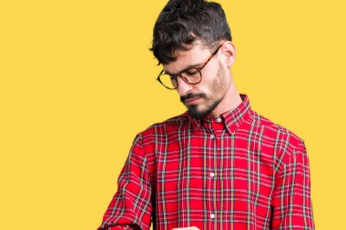 Kol saati, rahat ve kendinden emin zamanında kontrol izole arka plan üzerinde gözlük takan genç yakışıklı adam