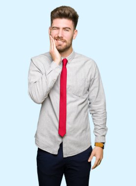 Diş ağrısı veya dişlerde dişlerle ilgili hastalık nedeniyle ağız acı ifadesi ile el ile dokunmak genç yakışıklı iş adamı. Diş hekimi kavramı.