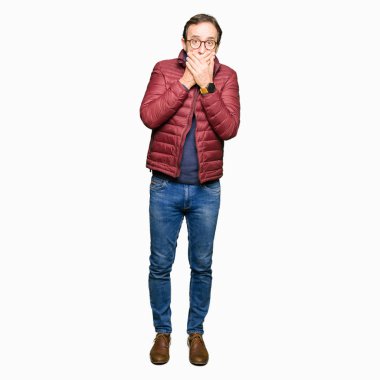 Gözlük ve kış ceket ağız hata için elleriyle kapsayan şok giyen orta yaş yakışıklı adam. Gizli kavramı.
