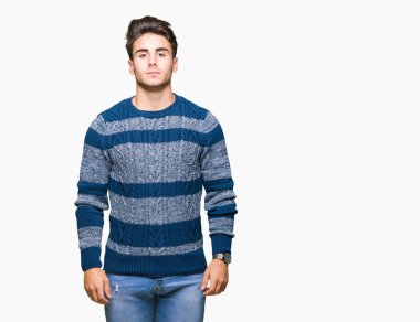 İzole arka plan gevşek yüzünde ciddi bir ifade ile genç yakışıklı adam. Basit ve doğal kameraya bakıyor.