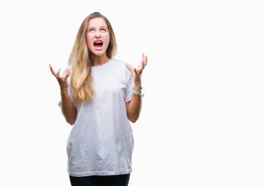İzole arka plan çılgın ve kızgın bağırarak ve agresif ifade ve silah kaldırdı bağırmaya Casual beyaz t-shirt giyen genç güzel sarışın kadın. Hayal kırıklığı kavramı.