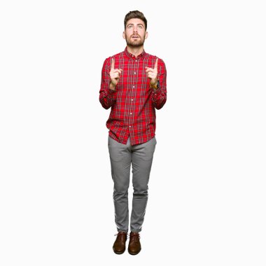 Genç yakışıklı adam şaşırdı ve şaşırdı. Parmaklarıyla işaret etti ve kollarını kaldırdı..