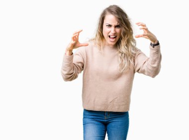 Sweatershirt üzerinde giyen genç güzel sarışın kadın arka plan boğazlamak istiyor eller öfke ile sinirli bağırarak deli bağırıp izole