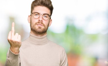 Genç yakışıklı iş adam gözlük giyiyor orta parmak, kabalık ve kaba Fuck Out ifadesi gösteriliyor