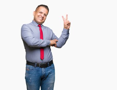 Mutlu yüz zafer işareti yaparken kameraya göz kırpıyor ile gülümseyen izole arka plan üzerinde kırmızı kravat giyen orta yaş Arap adam. İki numaralı.