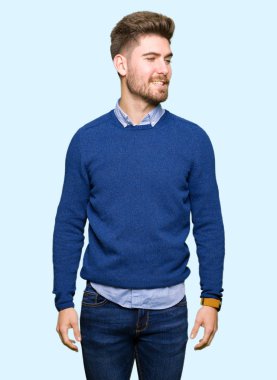 Genç yakışıklı bussines man uzak tarafına yüzünde, doğal ifade gülümseme ile arıyorum. Kendine güvenen gülüyor.