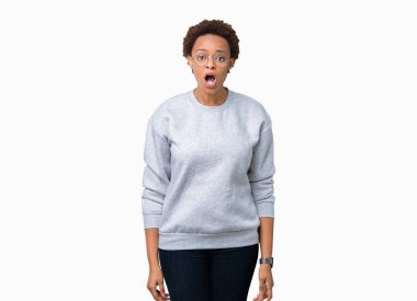 Genç güzel Afrikalı-Amerikalı kadın korkuyor ve şok sürpriz ifade, korku ve heyecan yüz ile izole arka plan üzerinde gözlük.