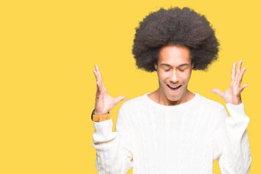 Kış kazak kızgın ve silah ile başarı için deli kutluyor giyen afro saçlı genç Afro-Amerikan adam kaldırdı ve heyecanlı çığlık gözler kapalı. Kazanan kavramı