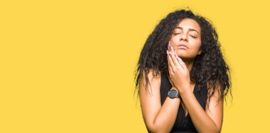 Kıvırcık saçlı genç güzel kız moda etek giyen diş ağrısı veya diş üzerinde diş hastalığı nedeniyle ağrılı ifade ile el ile ağız dokunmadan. Diş hekimi konsepti.