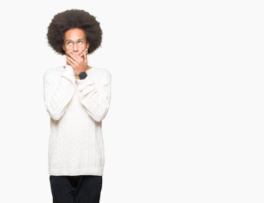 Afrikalı-Amerikalı genç afro saçlı gözlüklü ağız hata için elleriyle kapsayan şok. Gizli kavramı.