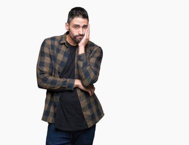 İzole arka plan düşünme seyir üzerinde genç yakışıklı adam yorgun ve sıkılmış çapraz silah depresyon sorunları ile.