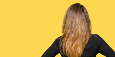 Rock'n roll kazak ayakta geriye doğru uzakta silah ile vücut üzerinde seyir giyen güzel orta yaş kadın