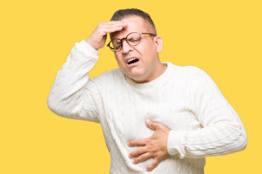 Orta yaş Arap adam gözlüklü üzerinde arka izole hastalık ve ateş, grip ve soğuk, virüs hasta için alın dokunmadan