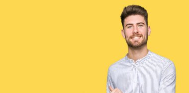 Genç yakışıklı adam işaretleme için el ve başparmak yukarıya ile tekrar emin gülümseyen