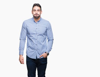 Komik surat ile yanakları şişirme izole arka plan üzerinde genç yakışıklı adam. Ağız ile hava, deli ifade şişirilmiş.