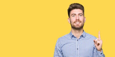 Genç yakışıklı bussines işaret parmağı ile başarılı fikir adam. Çıktıktan ve mutlu. Bir numara.