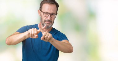 Eksi işareti yapıyor izole arka plan ret ifade geçiş parmakları üzerinde gözlük nedir yakışıklı orta yaş ağarmış komuta sizde