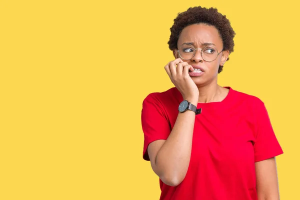 Hermosa Mujer Afroamericana Joven Con Gafas Sobre Fondo Aislado Mirando — Foto de Stock