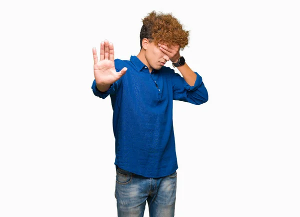 Homem Elegante Bonito Jovem Com Cabelo Afro Cobrindo Olhos Com — Fotografia de Stock