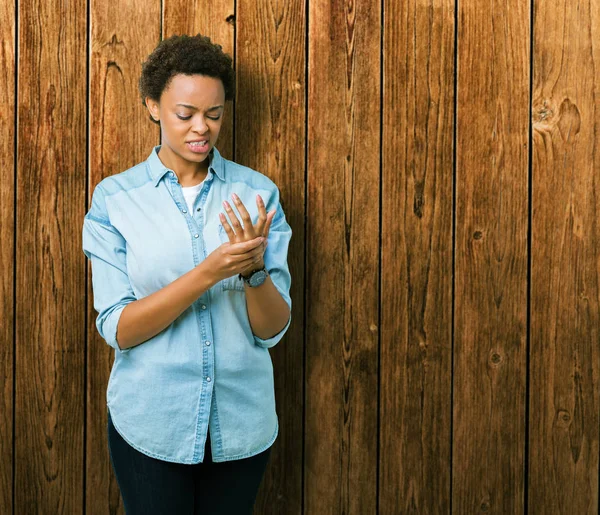 Joven Mujer Afroamericana Hermosa Sobre Fondo Aislado Sufrimiento Dolor Las — Foto de Stock