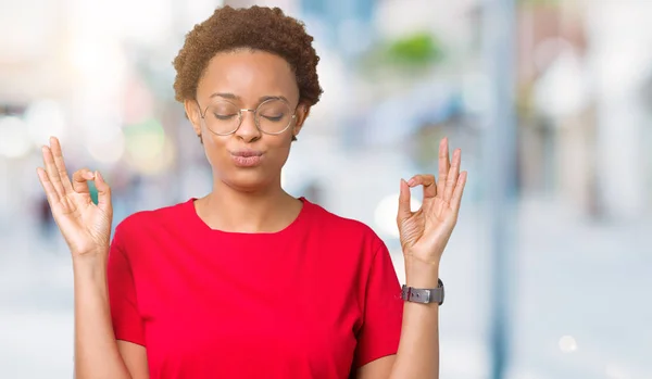 Hermosa Mujer Afroamericana Joven Con Gafas Sobre Fondo Aislado Relajarse — Foto de Stock