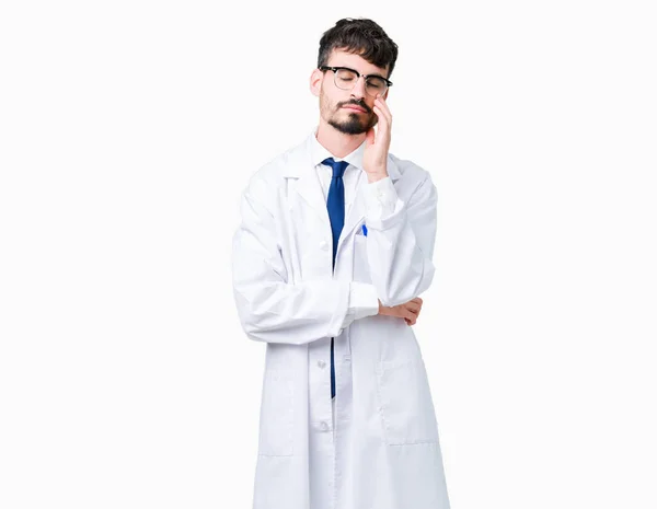 Νέος Επαγγελματίας Επιστήμονας Άνθρωπος Φορώντας Άσπρο Παλτό Πέρα Από Απομονωμένο — Φωτογραφία Αρχείου