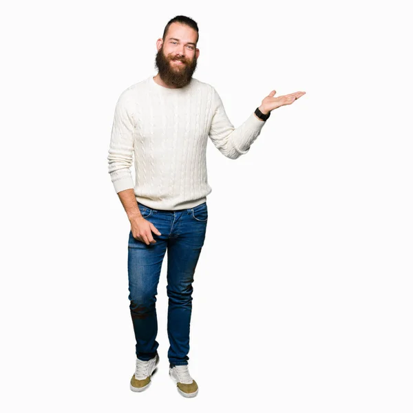 Joven Hipster Hombre Vistiendo Suéter Invierno Sonriendo Alegre Presentación Señalando —  Fotos de Stock