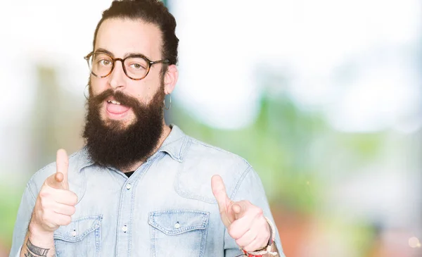 Homem Jovem Hipster Com Cabelos Longos Barba Usando Óculos Apontando — Fotografia de Stock