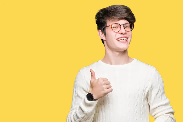 Joven Hombre Guapo Con Gafas Sobre Fondo Aislado Haciendo Gesto —  Fotos de Stock