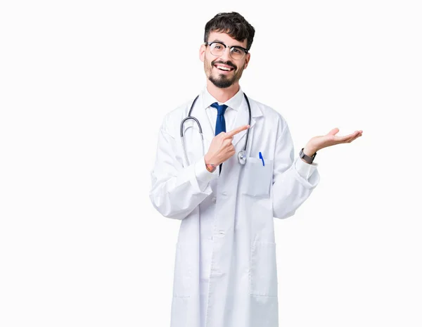 Joven Doctor Vestido Con Abrigo Hospital Sobre Fondo Aislado Asombrado — Foto de Stock