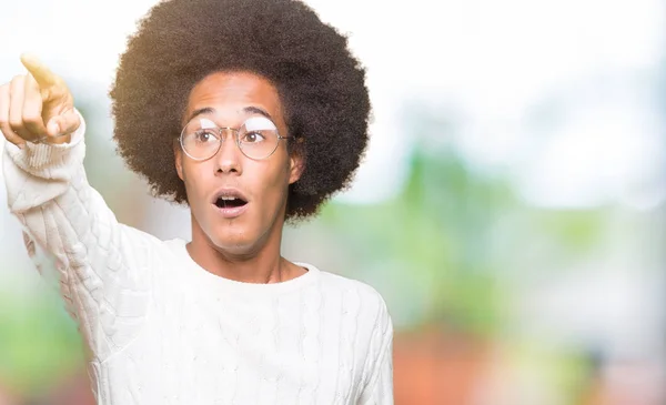 Unga Afroamerikanska Man Med Afro Hår Bär Glasögon Peka Med — Stockfoto