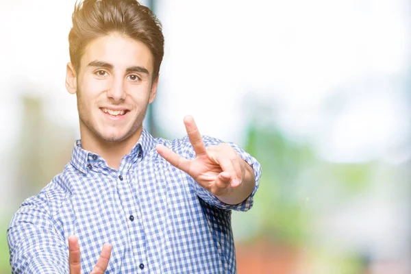 Jovem Homem Negócios Bonito Sobre Fundo Isolado Sorrindo Olhando Para — Fotografia de Stock