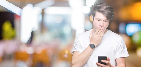 Mladý Muž Který Používá Smartphone Přes Izolované Pozadí Ústa Rukama — Stock fotografie