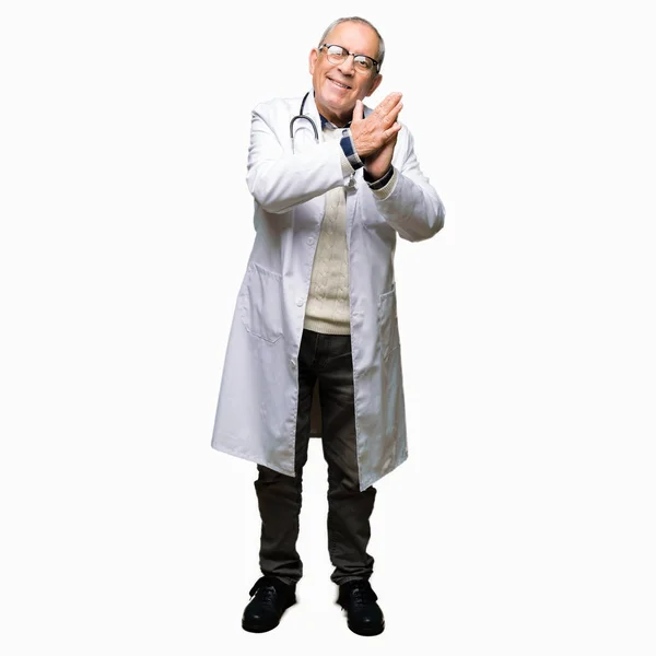 Όμορφος Ανώτερος Γιατρός Άνθρωπος Φορώντας Ιατρική Παλτό Clapping Και Χειροκροτούν — Φωτογραφία Αρχείου