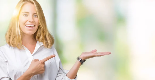 Hermosa Joven Mujer Negocios Sobre Fondo Aislado Sorprendido Sonriendo Cámara —  Fotos de Stock