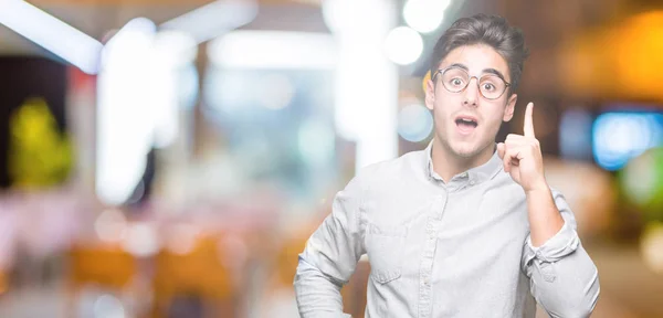 Joven Hombre Guapo Con Gafas Sobre Fondo Aislado Apuntando Con —  Fotos de Stock