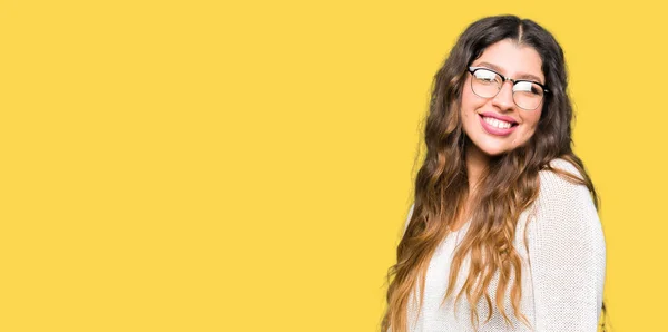 Joven Hermosa Mujer Con Gafas Con Una Sonrisa Feliz Fresca — Foto de Stock