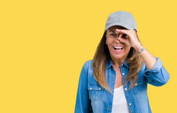 Mooie Middelbare Leeftijd Vrouw Sport Cap Dragen Geïsoleerde Achtergrond Doen — Stockfoto