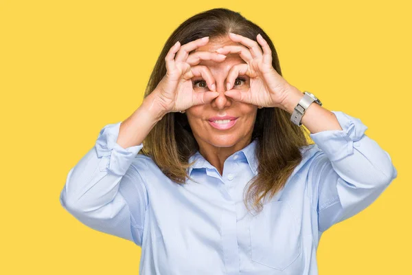 Mooie Middenleeftijd Volwassen Zakenvrouw Geïsoleerde Achtergrond Doen Gebaar Als Verrekijker — Stockfoto